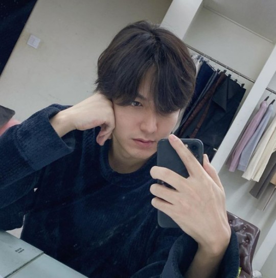 李敏镐sns发布自拍露胡茬头发长长