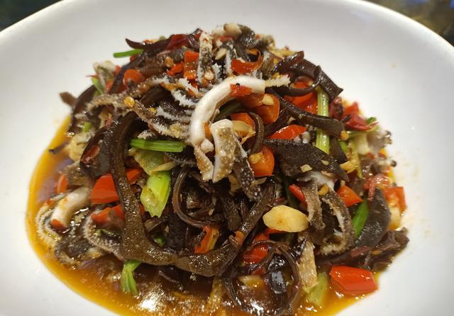 小伙儿晚餐做了一个木耳丝炒毛肚,酸辣开胃,脆爽又下饭,太美味