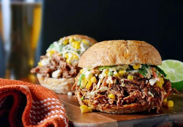 墨西哥街头玉米辣酱卤肉巨型汉堡,小朋友非常喜欢吃