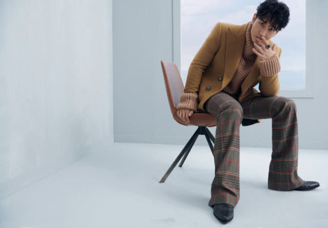 黄晓明穿卡其色西装搭格纹裤40多岁也时髦得很