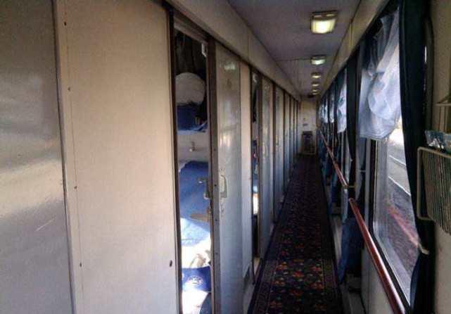 火车卧铺都是"男女混住",不会有安全隐患吗?列车员是这么说的