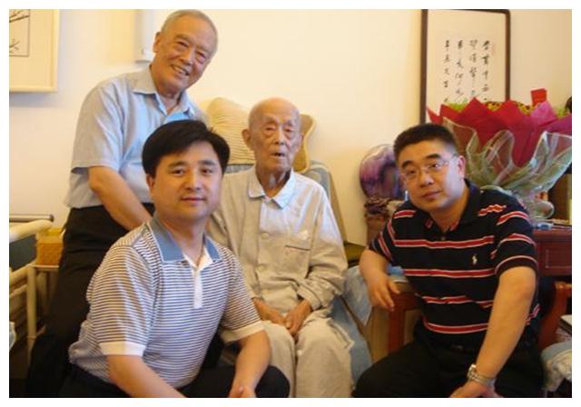 70岁老人爱上30岁保姆,九旬父亲强烈反对,生下一子后他却乐开花|季承