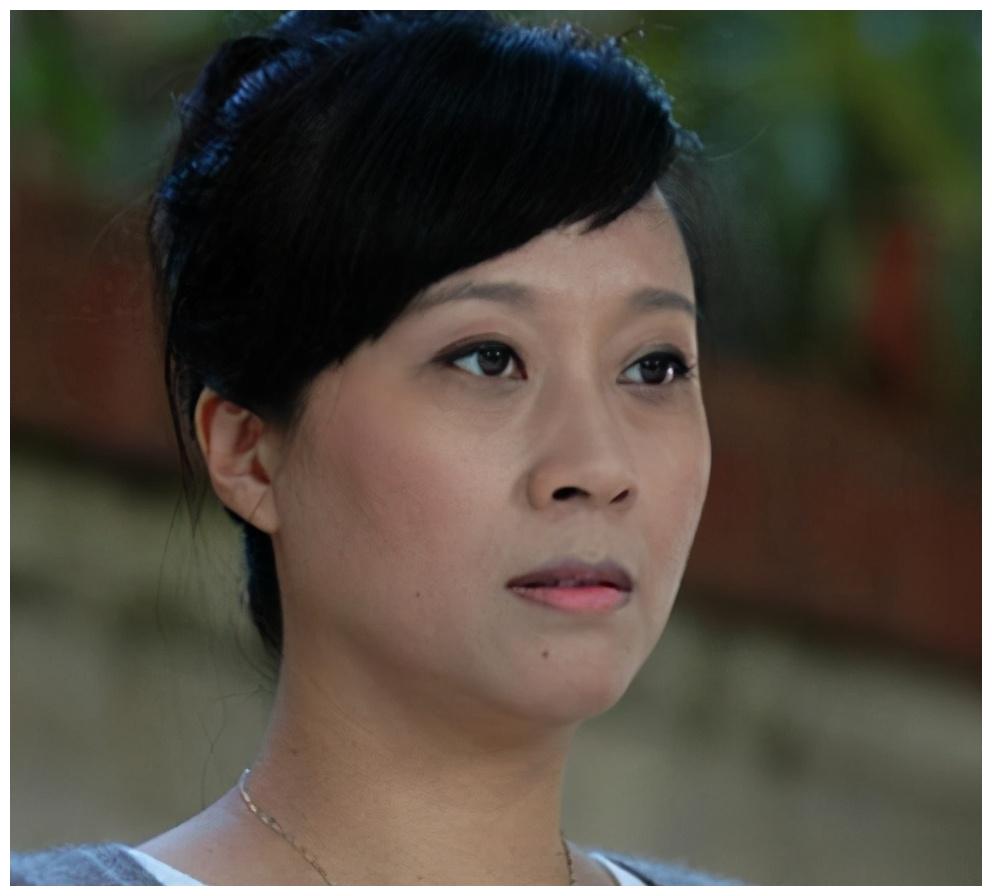 她曾是春晚常驻女笑星,因丈夫去世离开舞台,现已再嫁女儿9岁