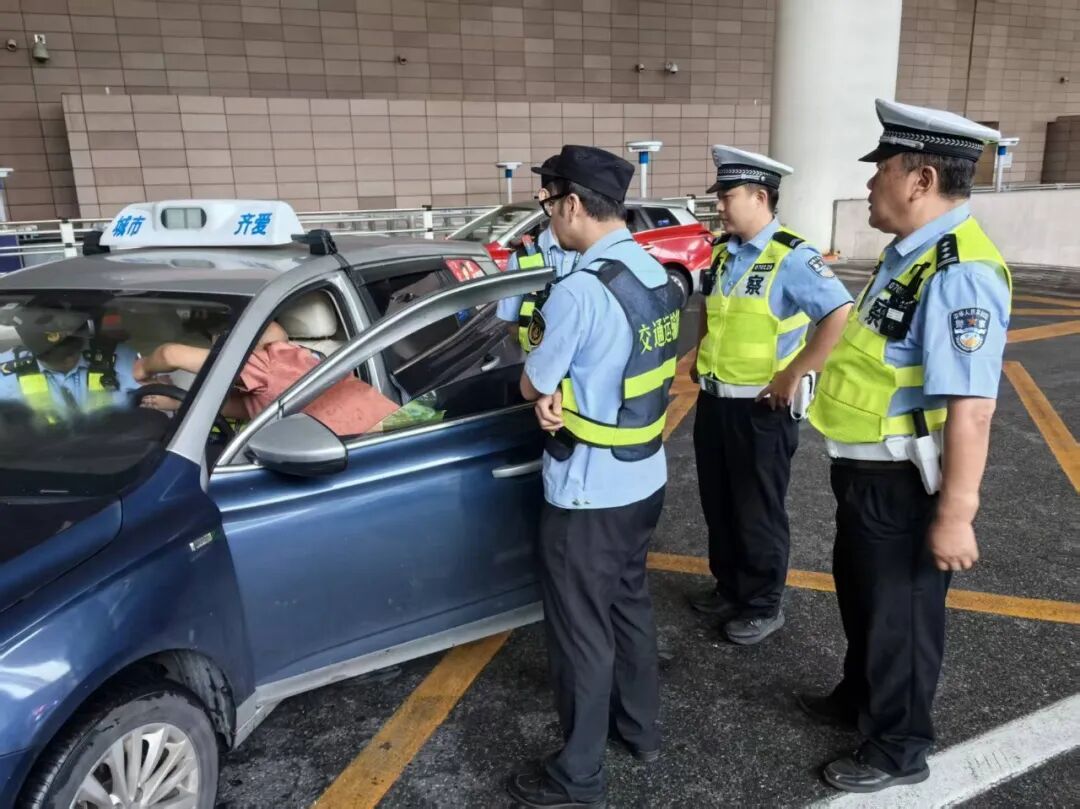 知名博主机场打车被套路凌晨遭出租车抛客！上海警方：司机被拘！