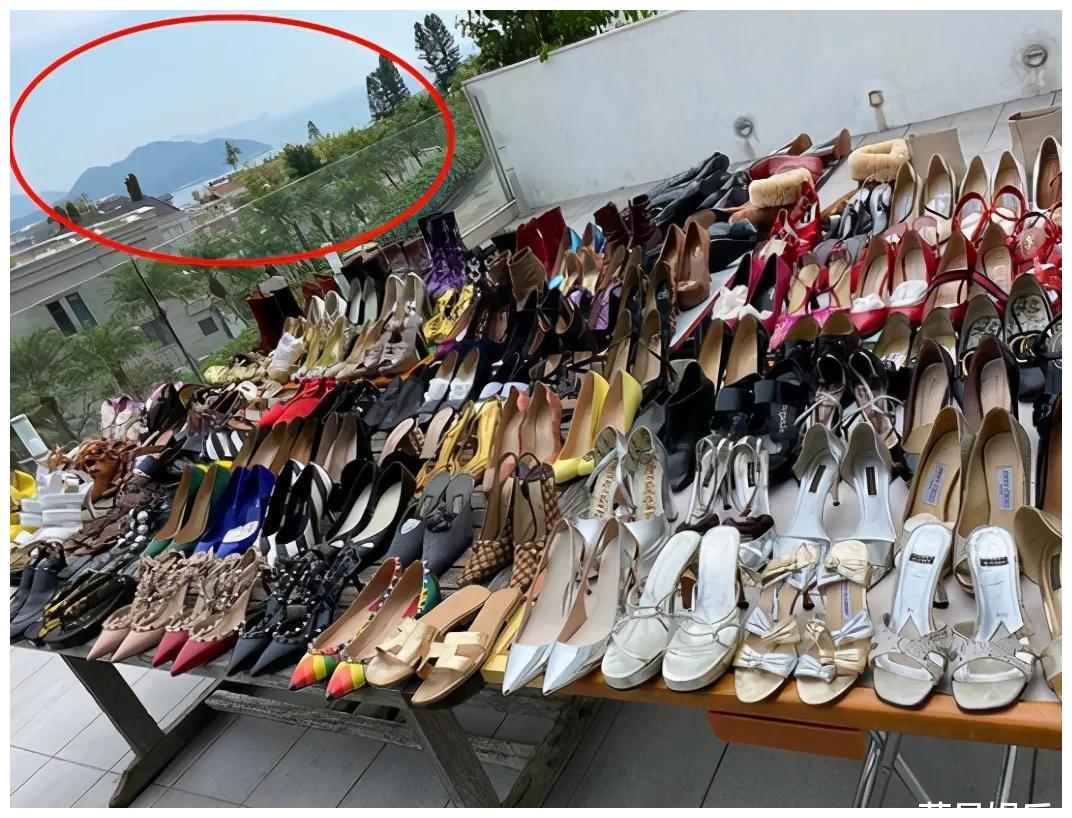 女明星的鞋柜,汪明荃晒鞋像摆地摊,杨天真只买贵的,她太省了|杨天真