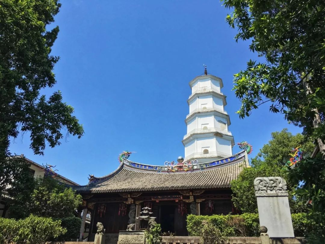 白塔与乌塔,位于市中心