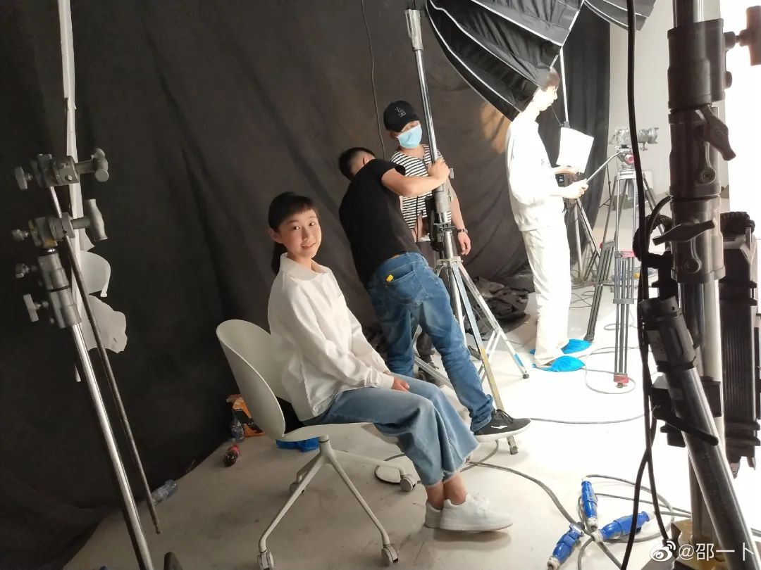 那个与杨幂、邓超合作过的15岁童星女孩，被逼跳楼了……休闲区蓝鸢梦想 - Www.slyday.coM