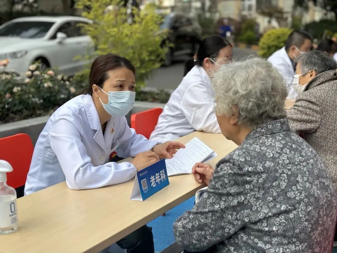这场大型义诊活动,居民纷纷点赞|居民|康健街道|康乐小区_新浪新闻