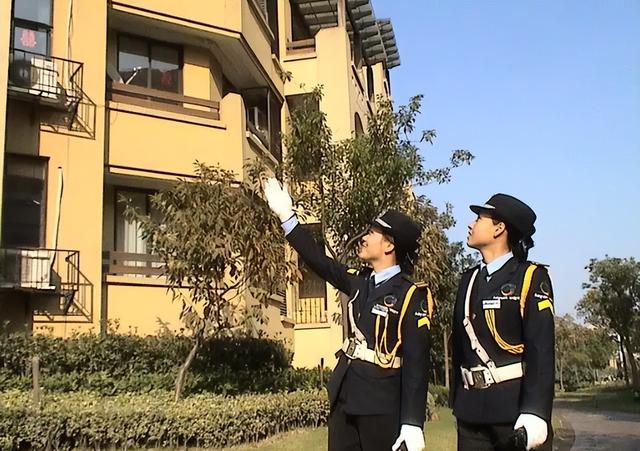 95后女大学生放弃高薪工作,别墅区当保安,知情人别墅区非富即贵|别墅