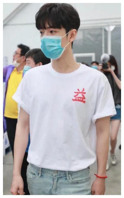 肖战现身公益助农少年感十足认真做公益受表彰