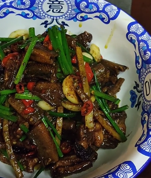 广东一钓友偶获血红黄鳝,老人见了让放生,旁边钓友却说当地特产__财经头条