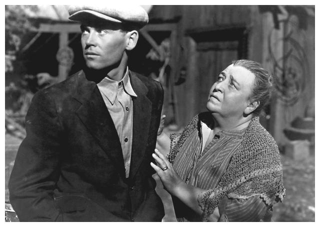 1913年进入电影界,出演了她的第一部影片《牧场玫瑰》.