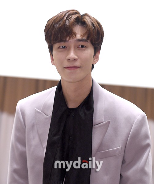 韩国艺人申成禄新冠病毒肺炎痊愈结束隔离