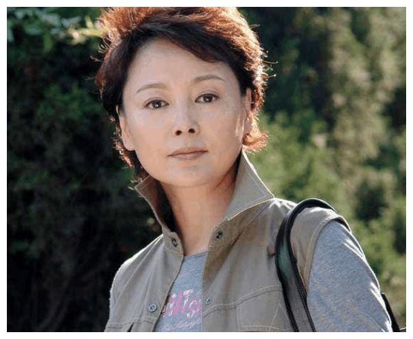 63岁著名演员张瑜,与丈夫离婚后单身29年,如今美丽依旧_七月的风