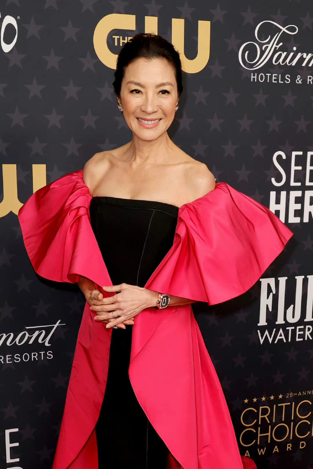 杨紫琼身着carolina herrera 2023早秋系列黑色抹胸礼裙亮相