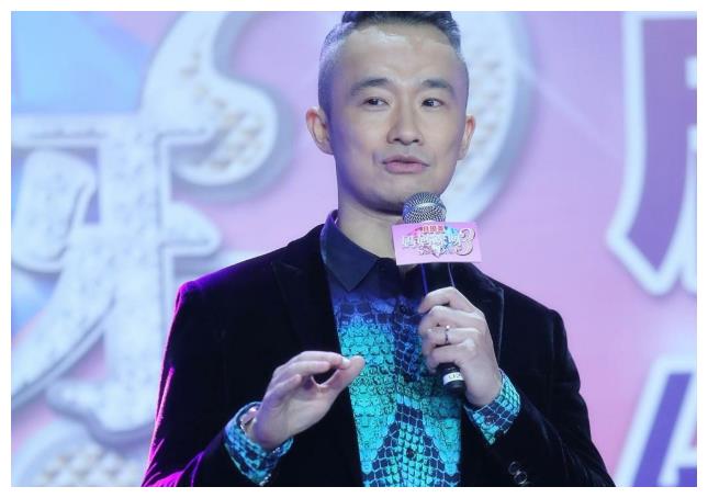 虽然,从没有正式学习过主持,但是程磊的主持功力可是一点也不逊色的