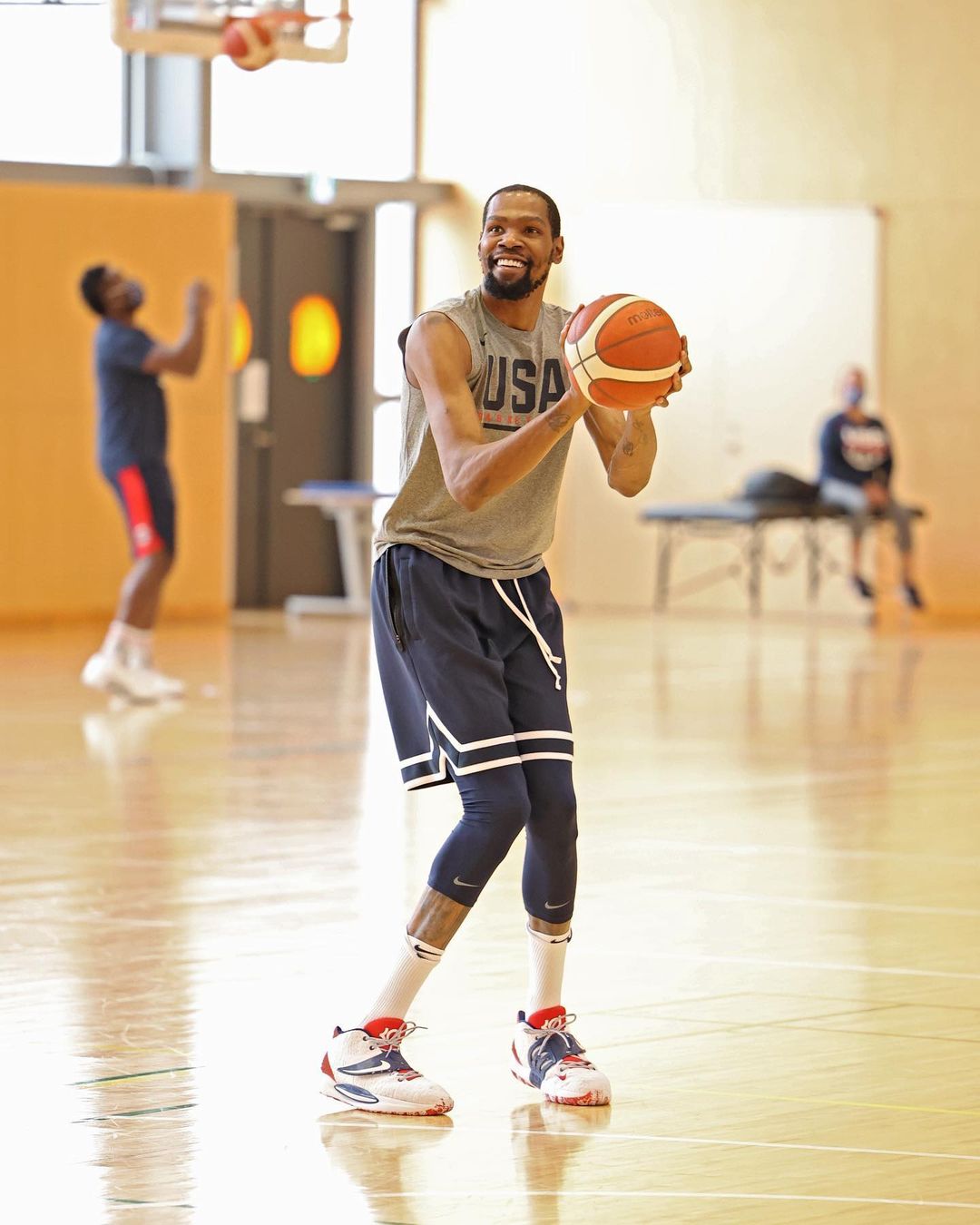 KD与美国队合练笑容满面，边冰敷膝盖边玩手机，这装扮亮了休闲区蓝鸢梦想 - Www.slyday.coM