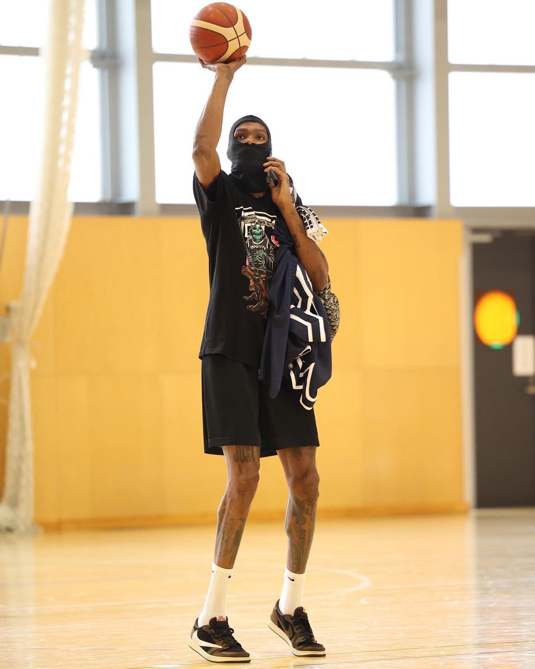 KD与美国队合练笑容满面，边冰敷膝盖边玩手机，这装扮亮了休闲区蓝鸢梦想 - Www.slyday.coM