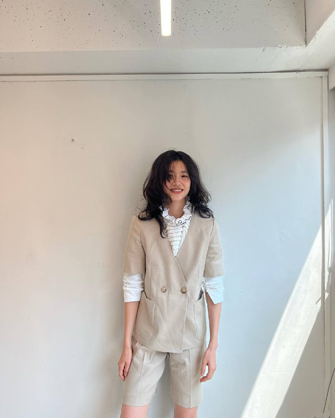 模特演员郑浩妍最新私服亚麻色西装搭配五分西装裤清爽入夏