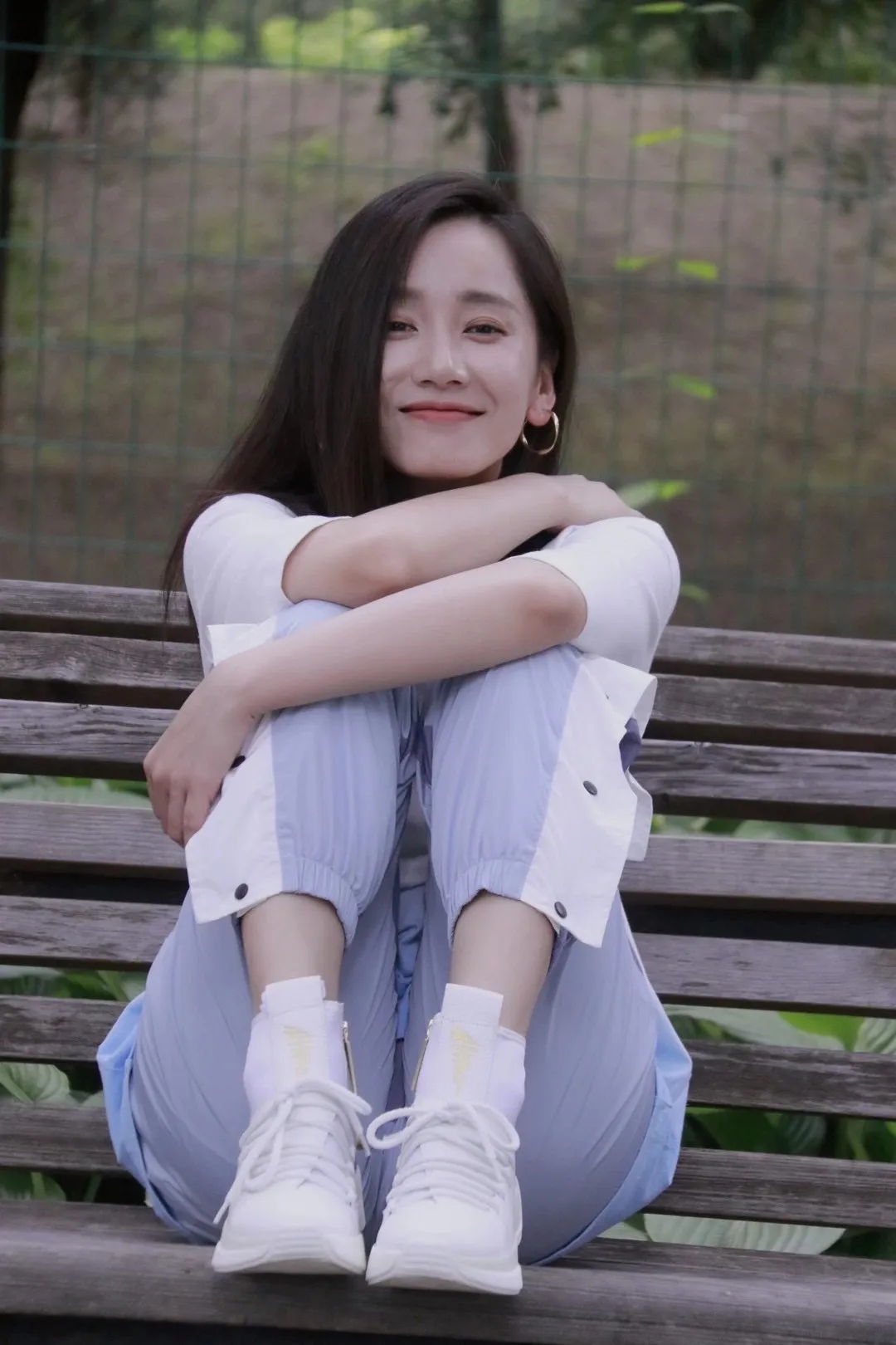 董晴分享生活一瞬 私服穿搭青春感十足