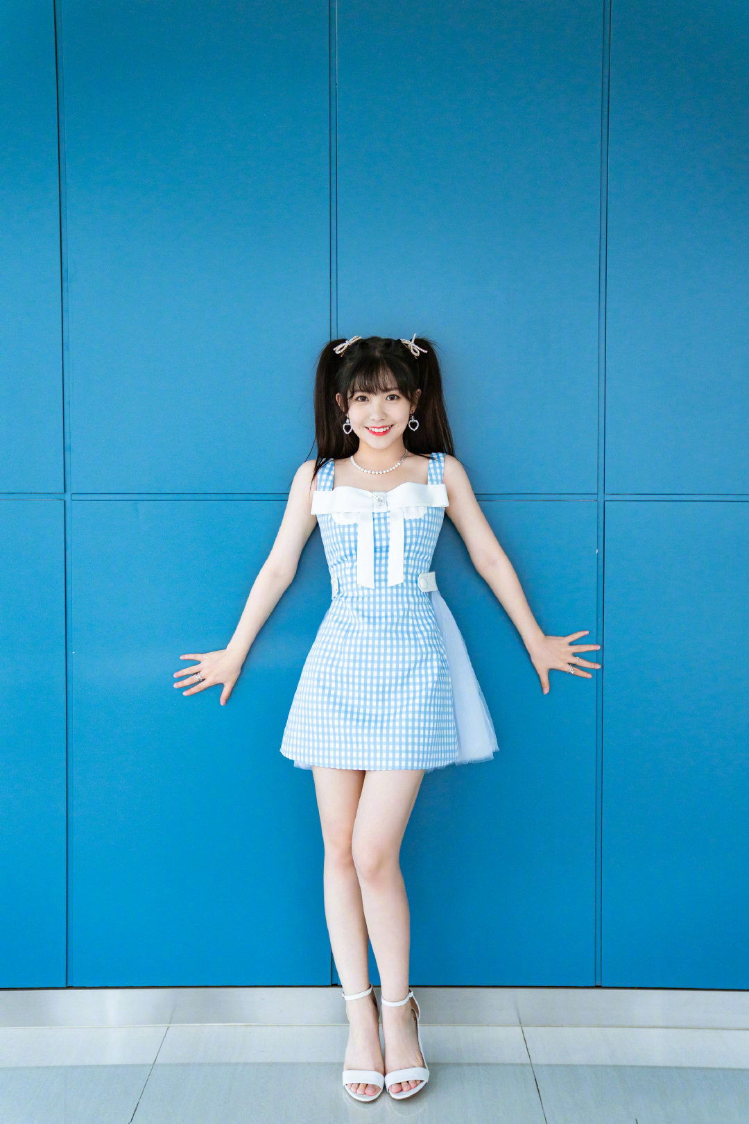 赖美云身着蓝色格纹短裙,白色蝴蝶结点缀胸前可爱又吸睛