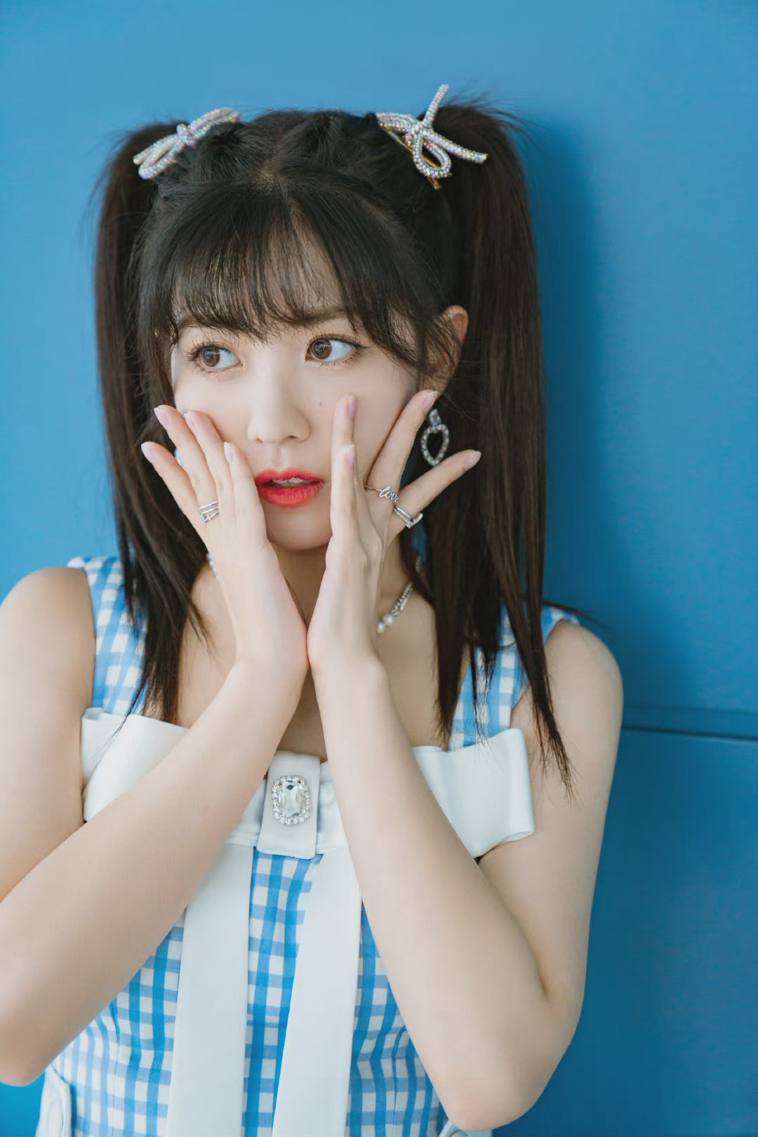 赖美云身着蓝色格纹短裙,白色蝴蝶结点缀胸前可爱又吸睛