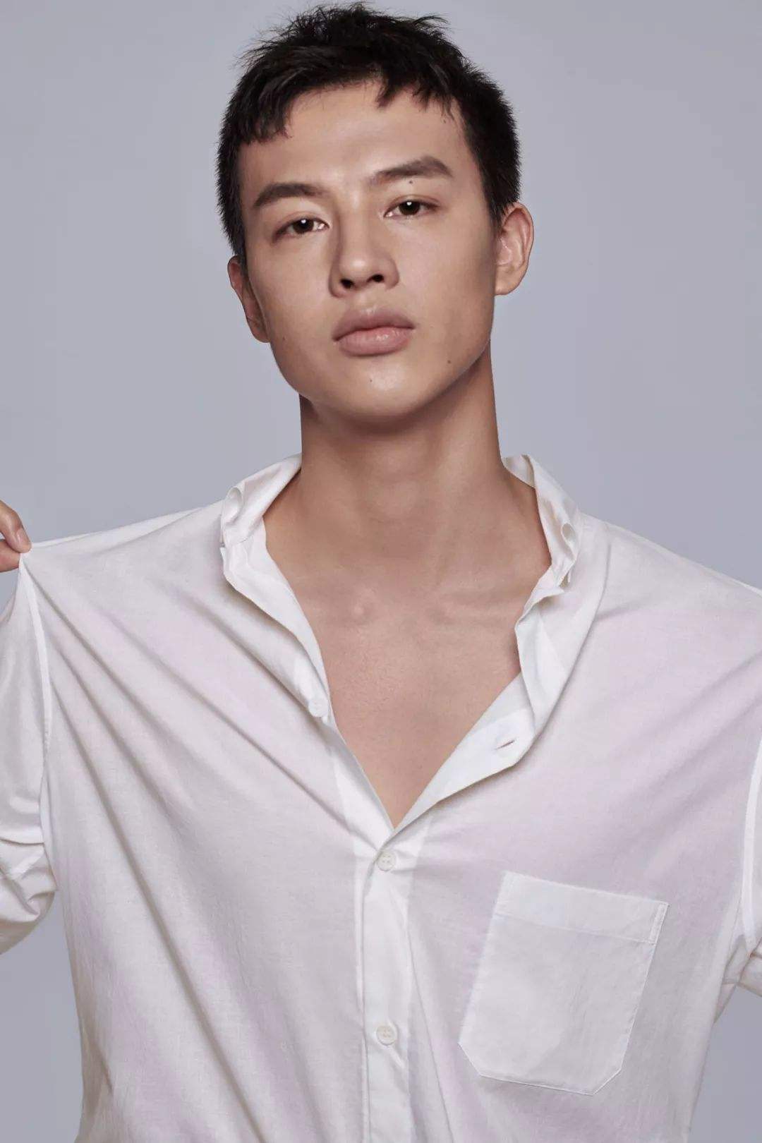 尹昉不是科班出身,起先学的是芭蕾舞蹈,匀称的身材,少年感十足的长相