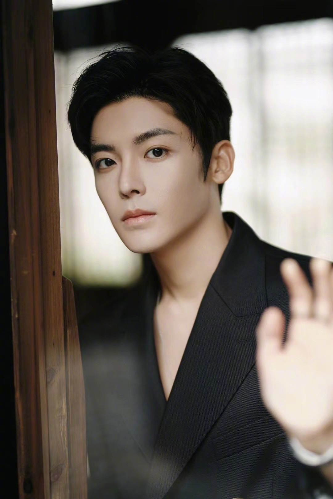 侯明昊出席2023电视剧品质盛典,自信潇洒勾绘非凡气宇