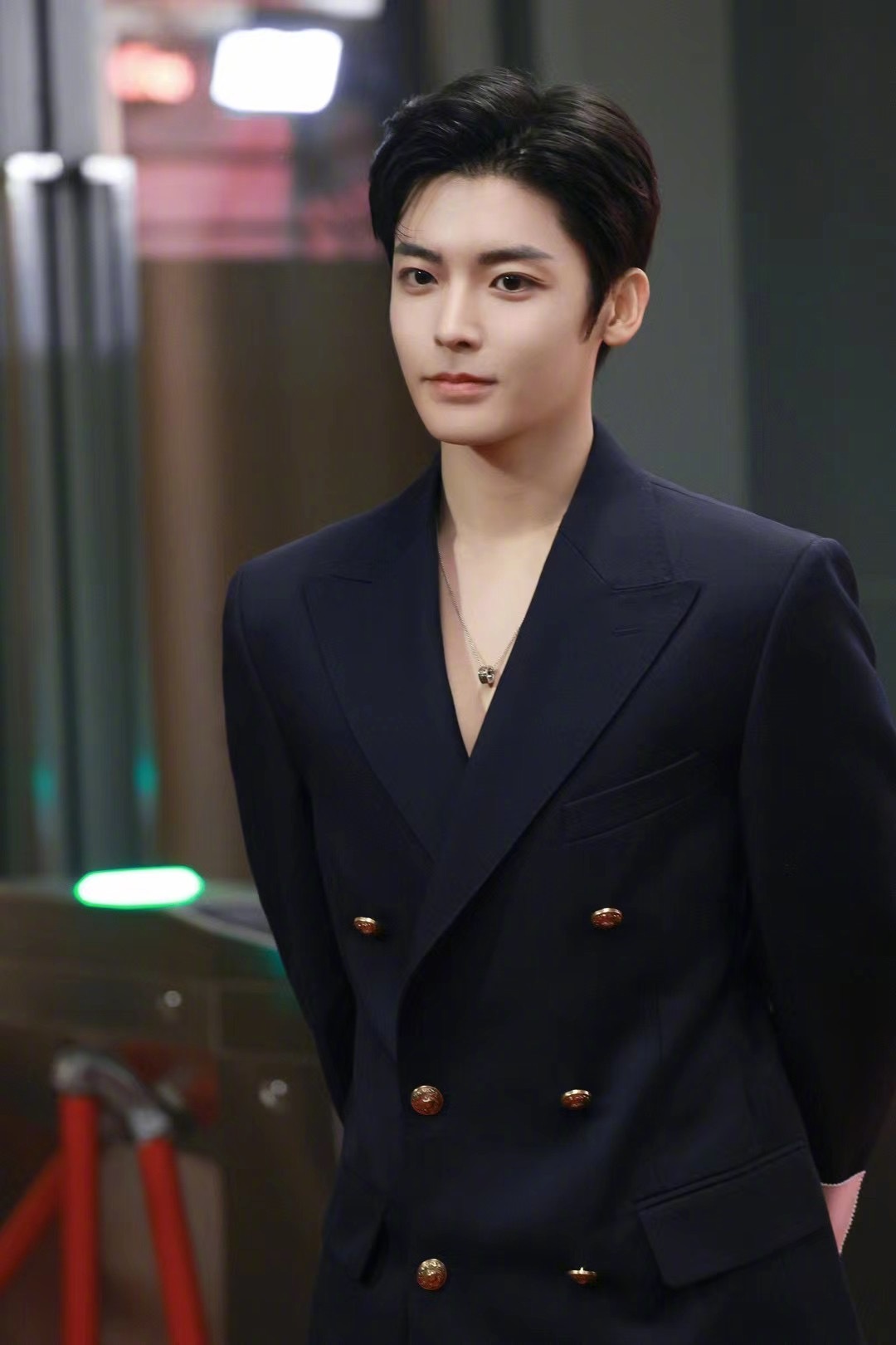 侯明昊出席2023电视剧品质盛典,自信潇洒勾绘非凡气宇