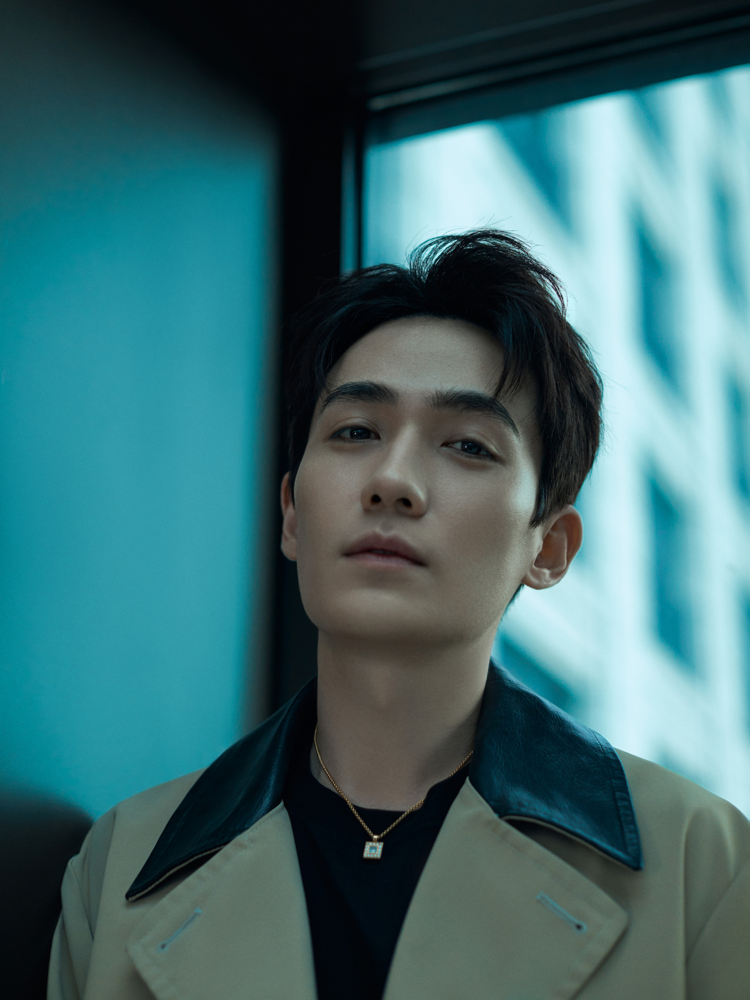 朱一龙新照来袭搭配一件短款风衣帅气满分