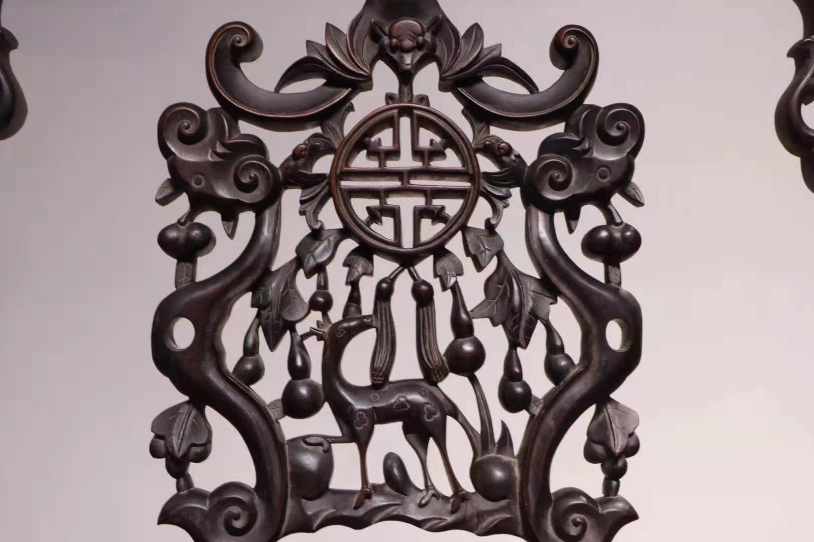 细节福,是中国人生幸福如意的统称,故蝙蝠纹样应用极广,在明清家具的