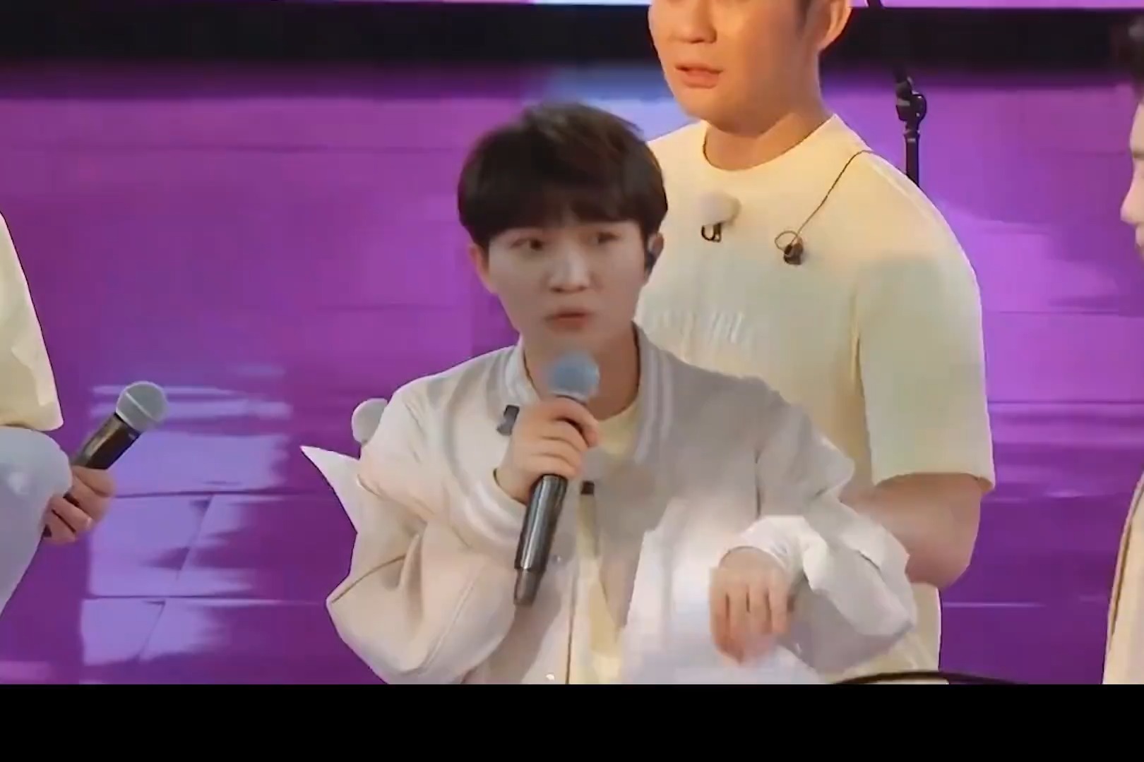 周深与音痴合唱，意外救场跑男，带火周传雄15年前的冷门歌！