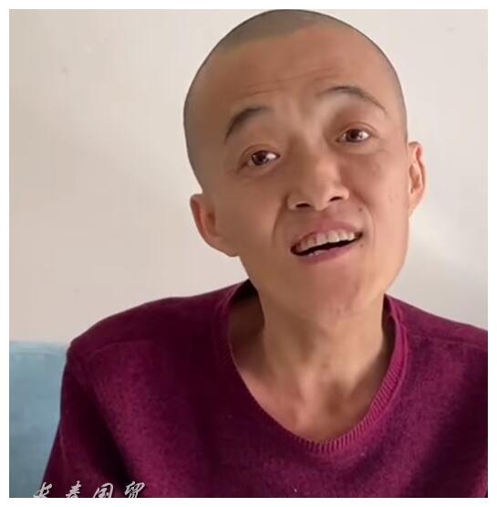 被子坐在火炕上,面容憔悴十分瘦弱,他为大家录制了最后一段二人转歌曲