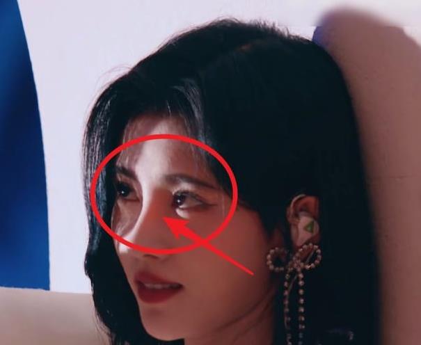 鞠婧祎鼻子透光不止一次除创造营4舞台外戏里那次更明显