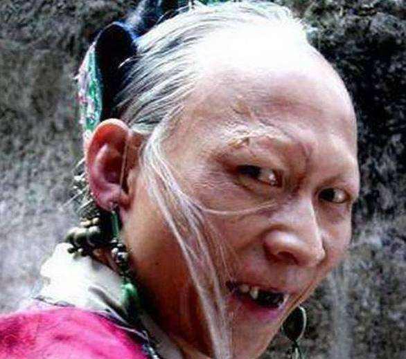 因长相太丑做了20年坏人,坐出租车被骂汉奸,妻女却美成女神!