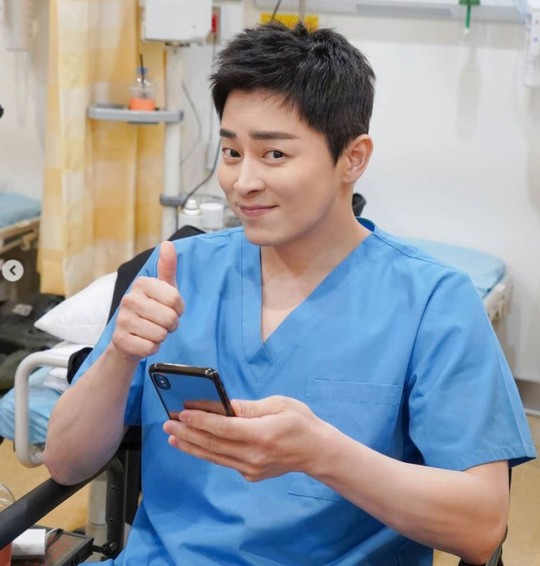 韩国艺人曹政奭sns发布机智的医生生活2片场照