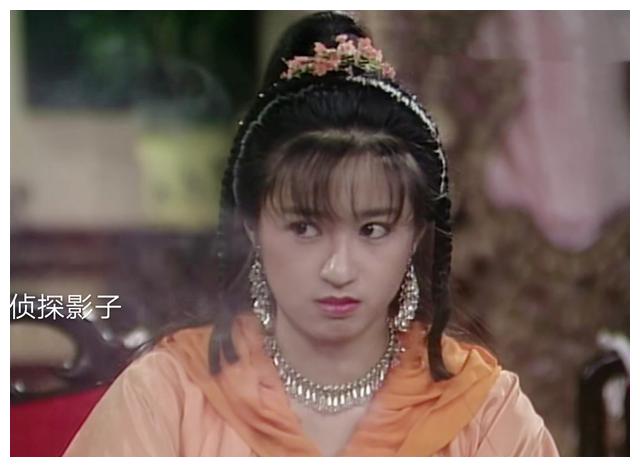 小蝶(刘玉翠)从小跟父亲一起生活在与世隔绝的山中,因为父亲担心她在