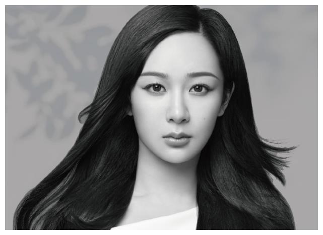 杨紫终于换风格,黑长直中分造型从小甜豆变酷姐姐,让人疯狂心动