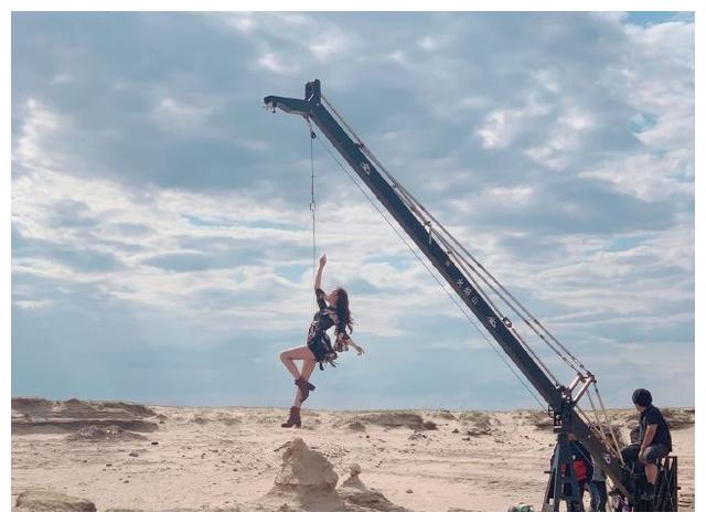 吴宣仪沙漠里吊威亚,pose太美,伸直的腿亮了