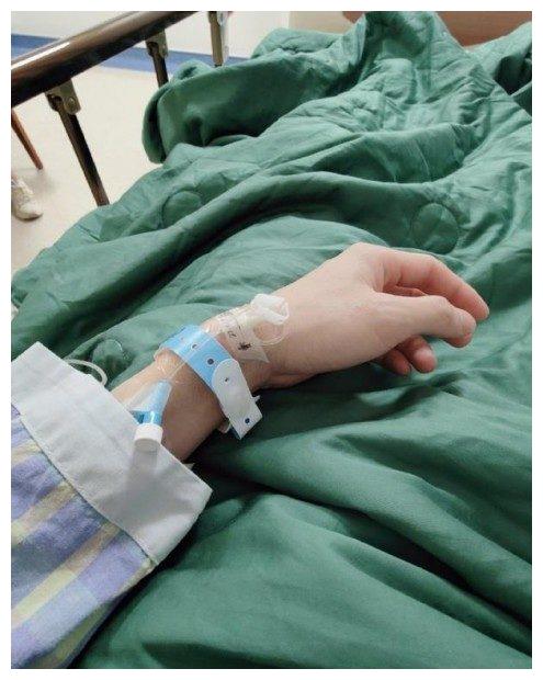 6月19日,李佳琦通过微博晒出躺在病床上输液的照片,并发文写道:"我要