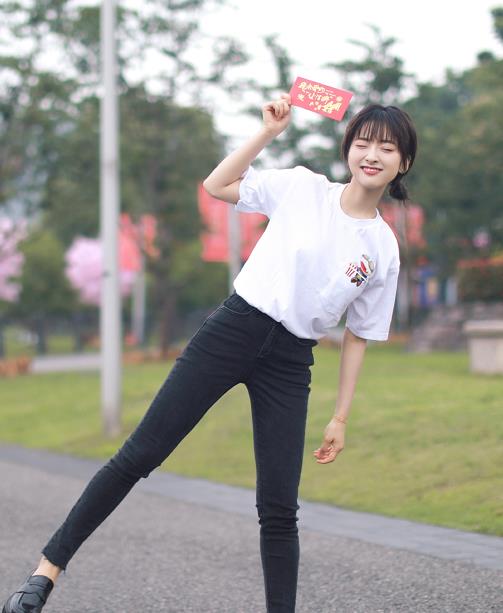 沈月可算穿"无痕裤"了,看到腿型后,网友喊话下次还是别穿了