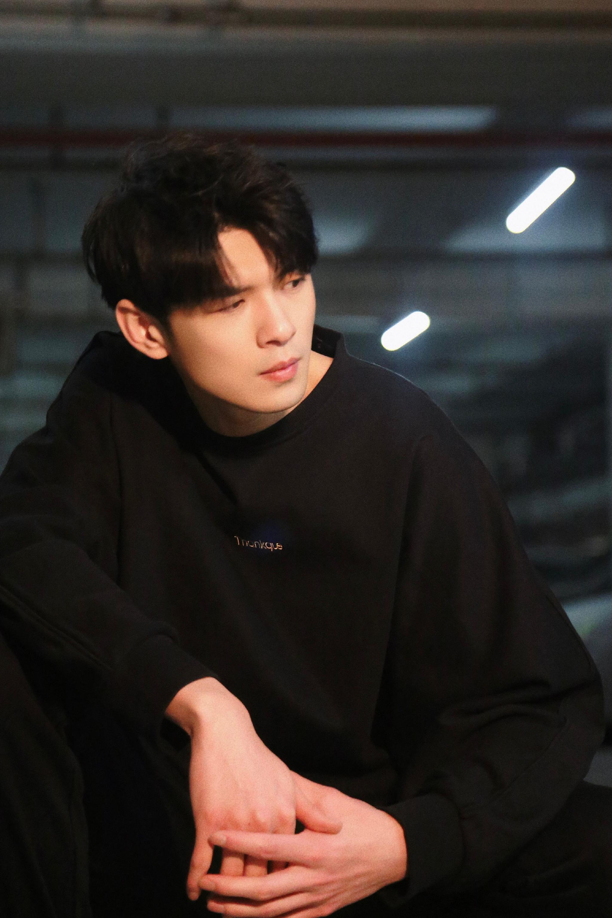 盛英豪发布写真大片清爽阔步尽显型男魅力