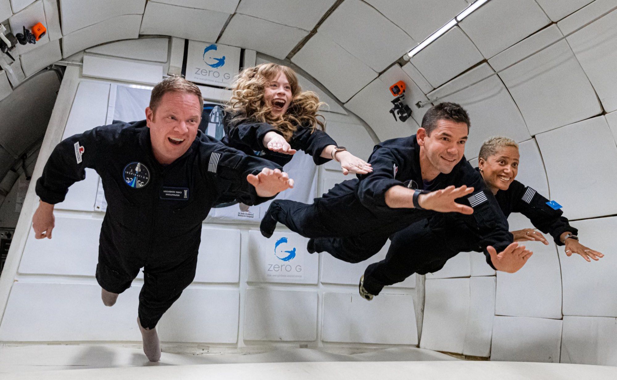 spacex"灵感4"宇航员进行了零重力训练,为首次太空之旅做准备