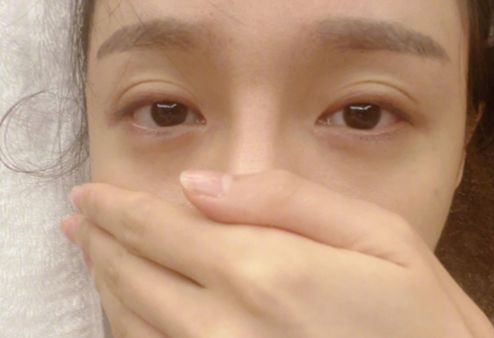 沈梦辰哭肿眼,发文悼念爱犬实在重情义,凭借"好底子"素颜出镜