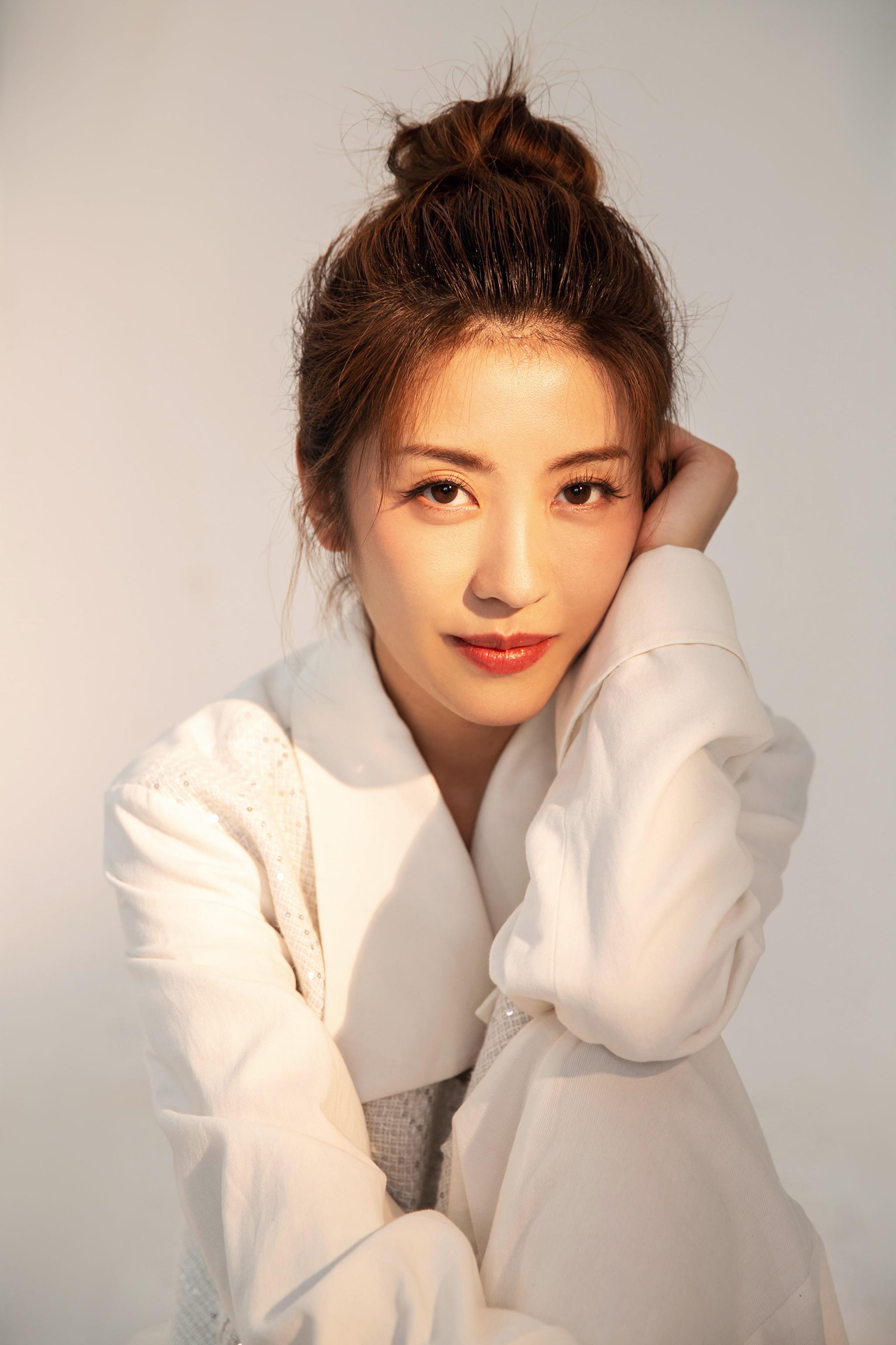 裘恩典最新写真 自信笑容散发独特魅力