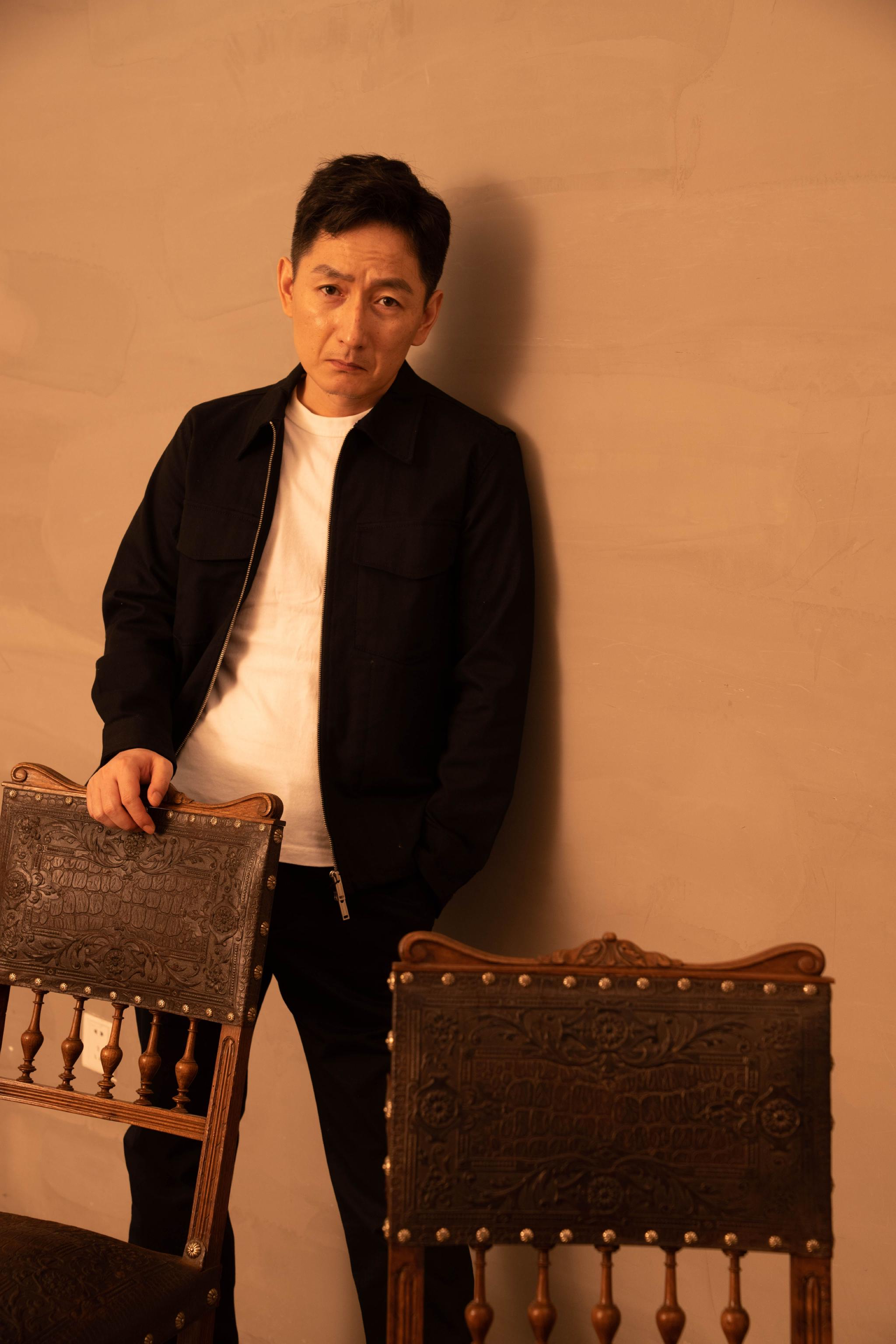 今日,演员蒋中炜发布了一组秋日时尚写真,身穿黑色工