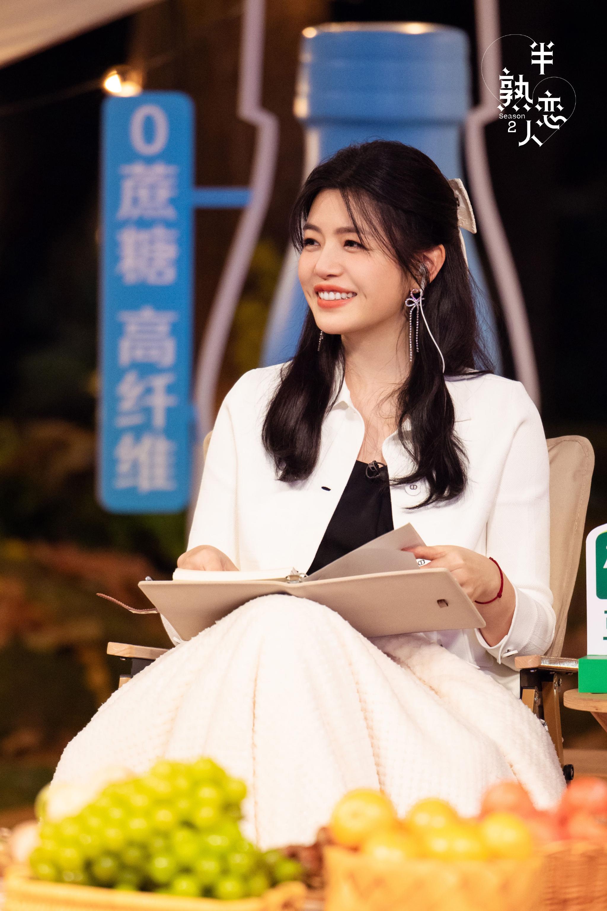 陈妍希ol造型写真释出 白色外套搭格子短裙元气满满