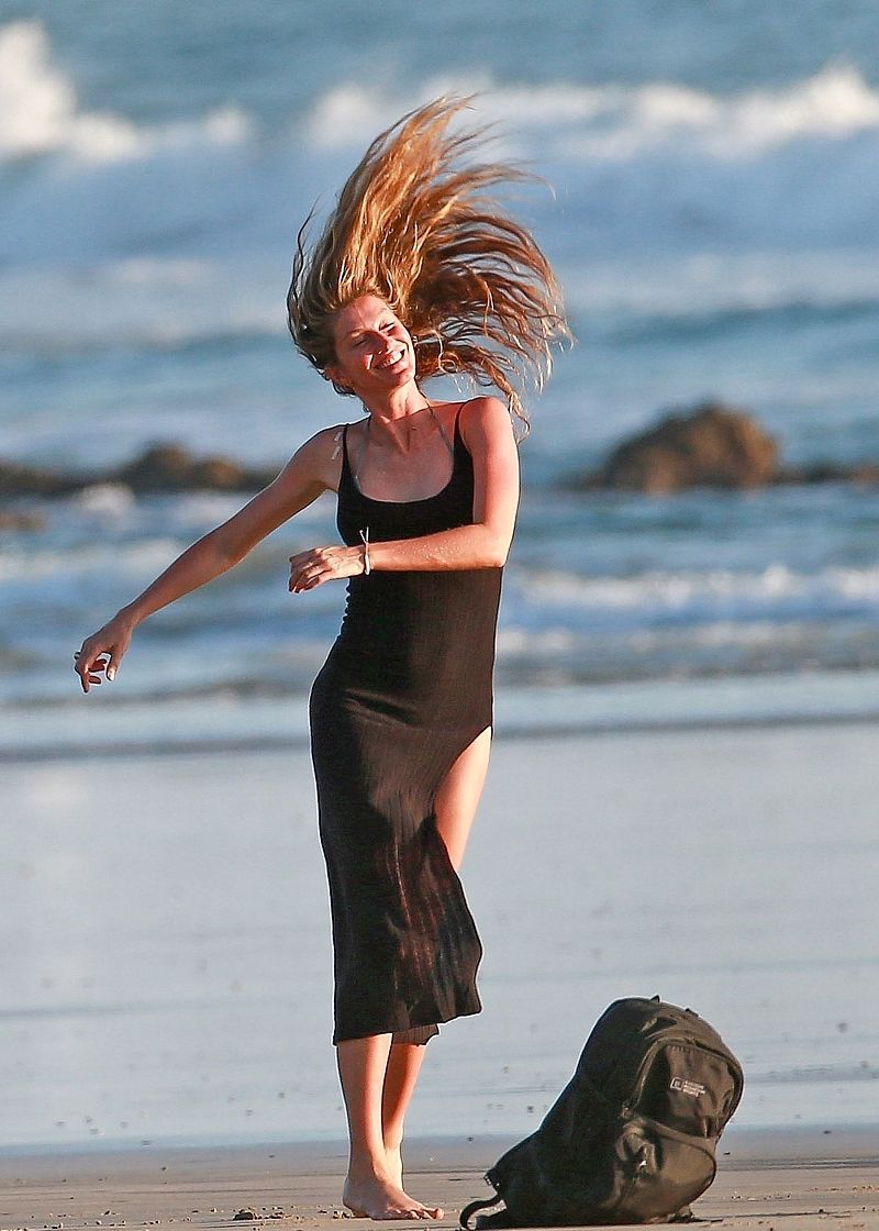 巴西超模吉赛尔·邦辰 甩发秀腿与老公孩子戏水玩超嗨