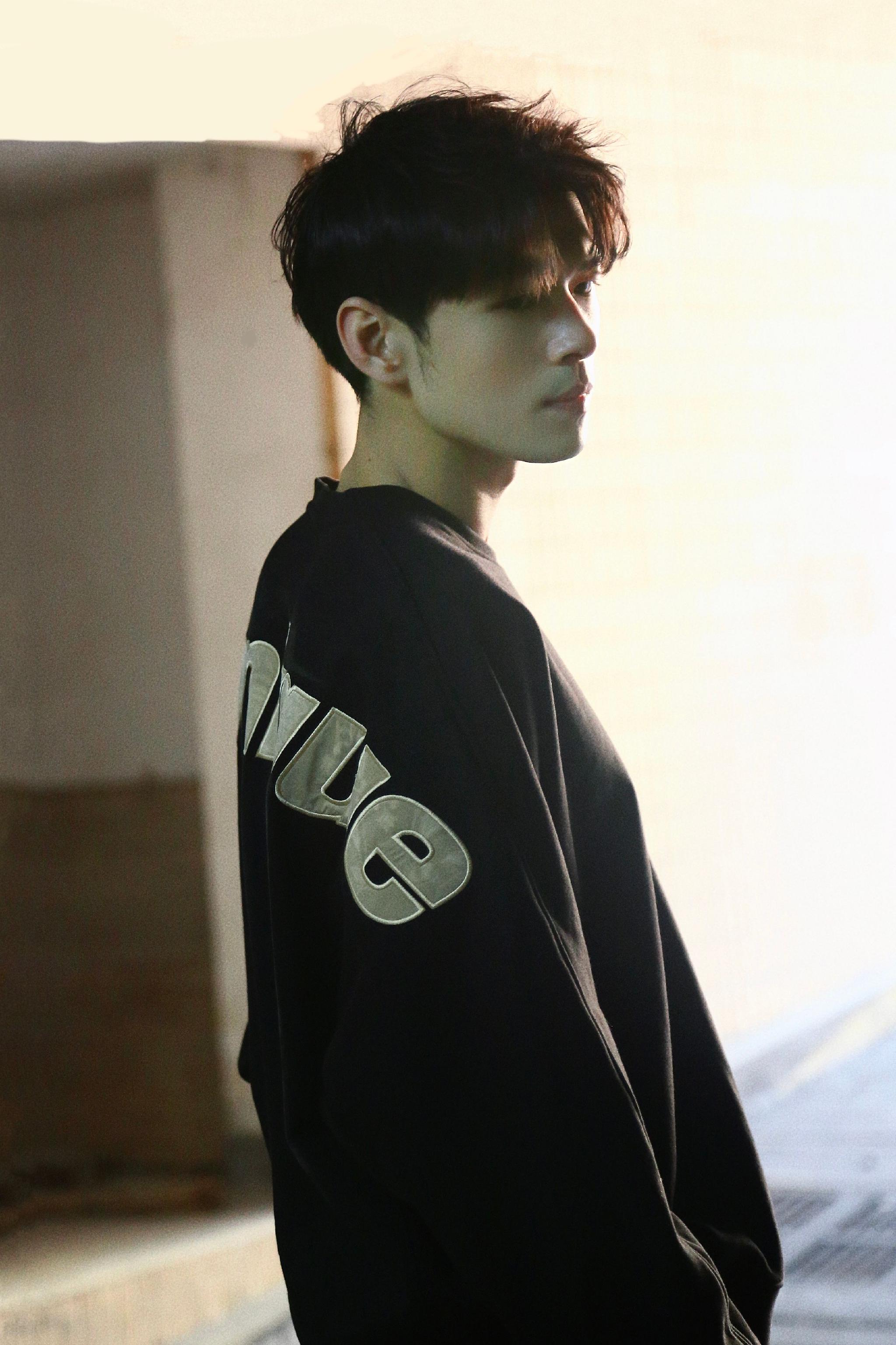 盛英豪发布写真大片清爽阔步尽显型男魅力