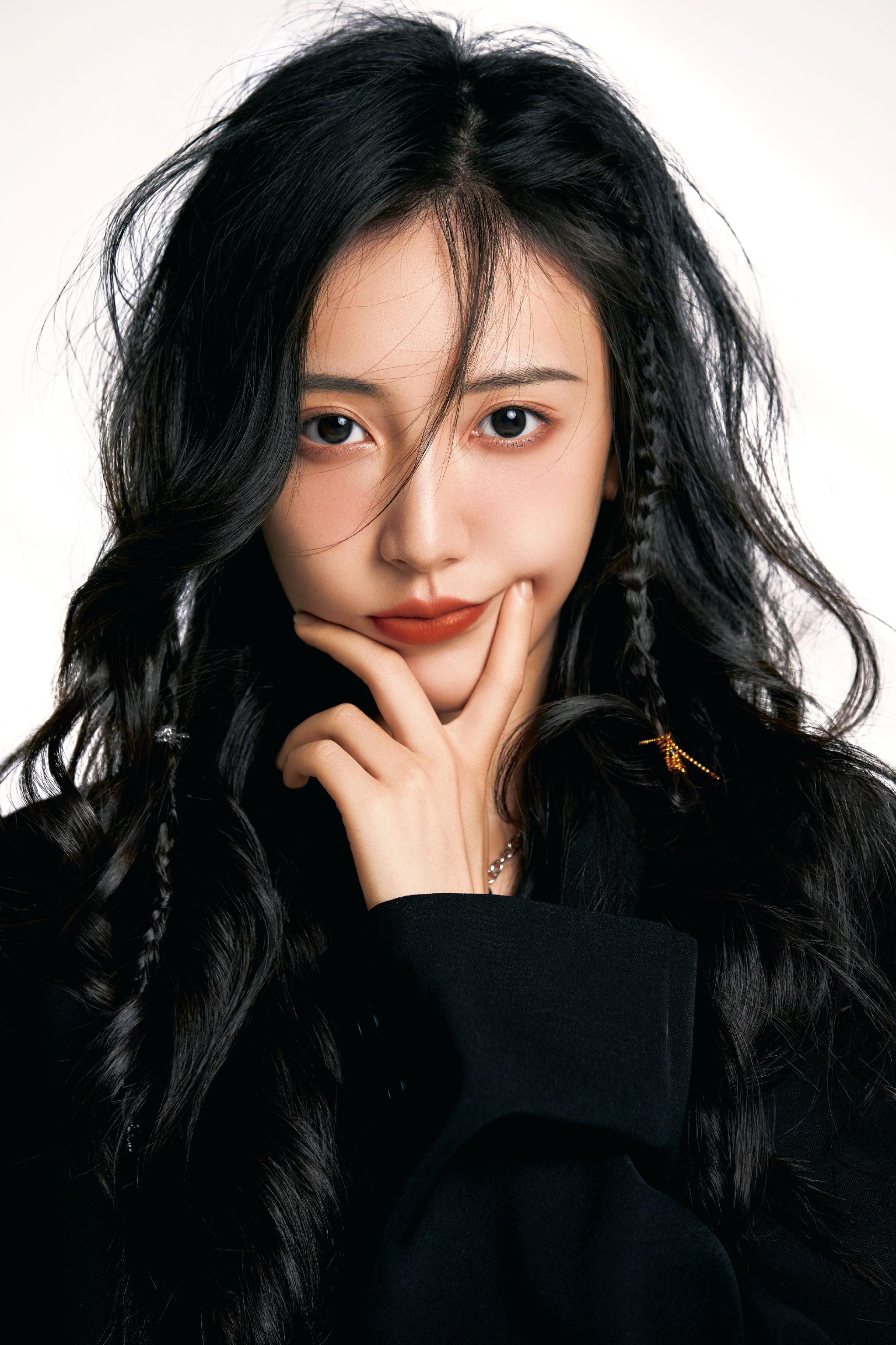 倪美诗初春质感写真释出 甜酷反差呈现多面魅力__财经头条